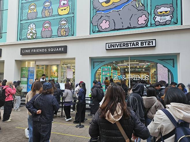 K팝 굿즈를 판매하는 라인프렌즈 스퀘어 명동점 [촬영 신선미]