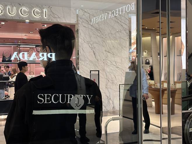 롯데백화점 본점 1층에 대기 중인 보안요원 [촬영 김채린]