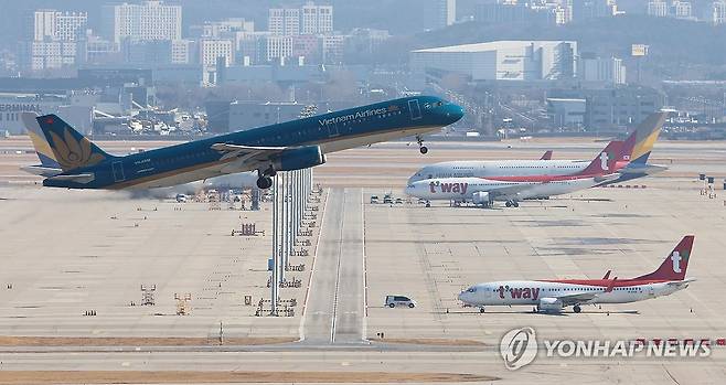 인천공항에서 이륙하는 항공기 [연합뉴스 자료사진]