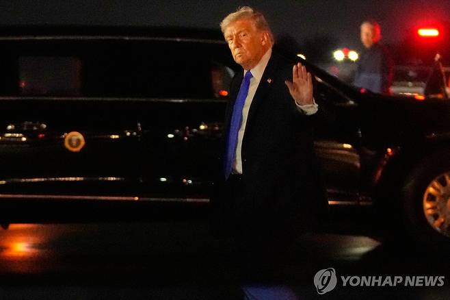 전용기로 플로리다에 도착해 차량에 탑승하는 도널드 트럼프 미국 대통령 [AP 연합뉴스 자료사진. 재판매 및 DB 금지]