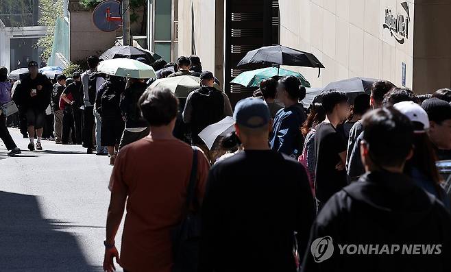 청담동 일대 길게 늘어선 줄…이유는? 지난해 10월 서울 강남구 스케줄 청담 매장 앞에 문을 연 인앤아웃 팝업스토어에 버거를 구매하려는 인파가 몰려 있다.
[연합뉴스 자료사진. 재판매 및 DB 금지]