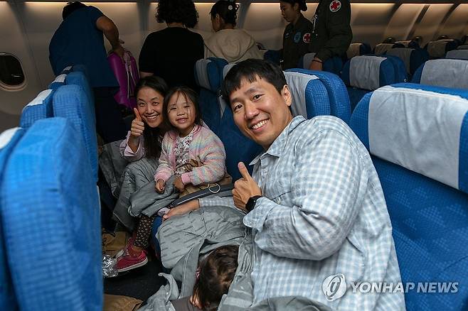 '사막의 빛' 작전…사우디서 군 수송기 타고 중동 체류 교민 대피 (서울=연합뉴스) 15일 외교부와 국방부에 따르면 공군 다목적 공중급유 수송기 KC-330 '시그너스' 1대가 지난 14일(현지시간) 오후 사우디아라비아 리야드에서 한국인 204명과 외국 국적 가족 5명, 일본 국민 2명 등 총 211명을 태우고 이륙했다.
    중동지역에 체류 중이던 국민들이 14일(현지시간) '사막의 빛'으로 명명된 이번 작전으로 공군 수송기(KC-330)에 탑승해 있다. 2026.3.15 [국방부ㆍ외교부 제공. 재판매 및 DB금지] photo@yna.co.kr