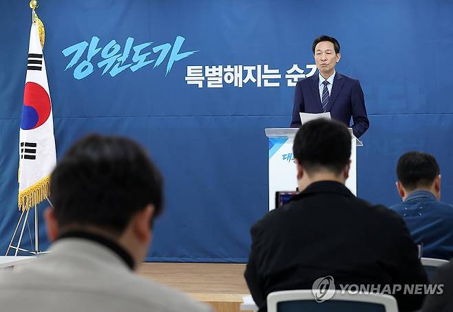 우상호 강원도지사 예비후보, 청사 이전 관련 기자회견 (춘천=연합뉴스) 양지웅 기자 = 우상호 강원특별자치도지사 예비후보가 15일 춘천시 더불어민주당 강원도당에서 열린 도청 신청사 관련 기자회견에서 고은리 도청사 이전에 관한 견해를 밝히고 있다. 2026.3.15 yangdoo@yna.co.kr