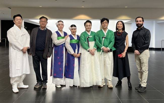 한국 전통 종이 예술을 조명하는 특별전 관계자들 [스토니브룩대 찰스 왕센터 제공]