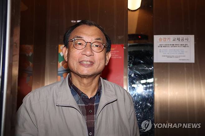 당사 입장하는 국민의힘 이정현 공천관리위원장 (서울=연합뉴스) 배재만 기자 = 국민의힘 이정현 공천관리위원장이 15일 서울 영등포구 국민의힘 당사에서 열린 비공개 공관위 회의에 참석하기 위해 입장하고 있다. 이 위원장은 지난 13일 위원장직에서 물러났다가 이날 복귀했다. 2026.3.15 scoop@yna.co.kr