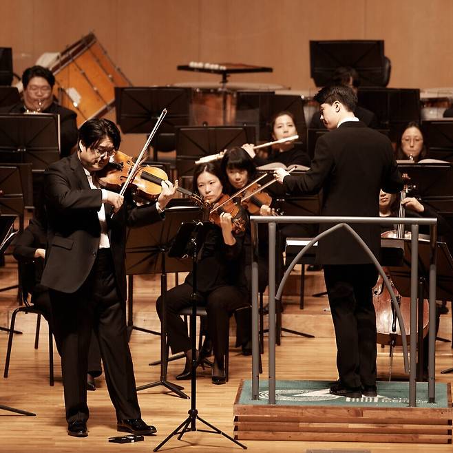 ▲&nbsp;지난 12일 아트센터인천 콘서트홀에서 열린 '조조(早朝) 클래식' 공연에서 비올리스트 김상진(왼쪽)이 협연하고 정한결 인천시립교향악단 부지휘자가 지휘하고 있다. /사진제공=아트센터인천