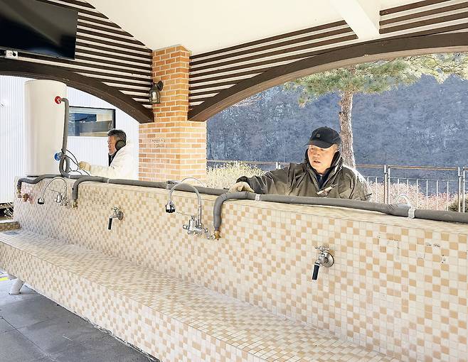 ▲ 겨울철과 이른 봄철 이용객들의 민원이 잦았던 '개수대 냉온수 시설'도 전면 정비에 들어갔다. /최준희기자wsx3025@incheonilbo.com