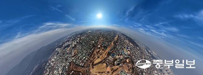 경기 지역 미세먼지와 초미세먼지 농도가 모두 나쁨 수준을 보인 16일 오전 수원시 인근의 스카이라인이 뿌옇게 보이고 있다. 노민규기자