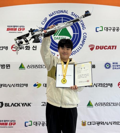 16일 대구국제사격장에서 열린 제9회 대구광역시장배 전국사격대회 첫날 공기소총 남일반부서 우승한 경기도청의 서희승이 기념사진을 찍고 있다. 사진=경기도청