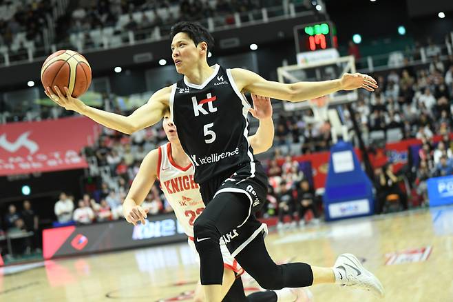 14일 수원 소닉붐 아레나서 열린 2025~2026 LG전자 프로농구 정규리그 SK와의 홈경기서 KT 김선형이 레이업을 시도하고 있다. 사진=KBL