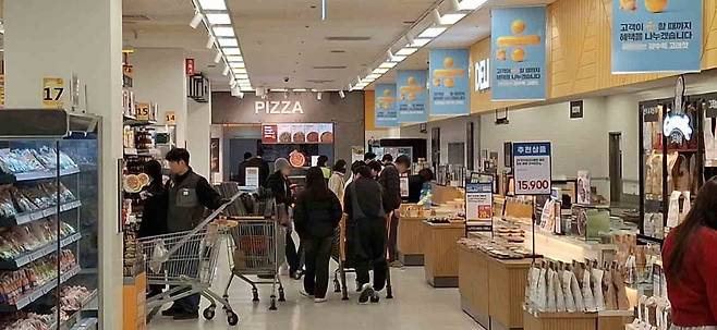 13일 오후 8시, 대전의 한 대형마트에서 시민들이 마감 시간에 맞춰 할인 상품을 살펴보고 있다. 사진=최광현 기자