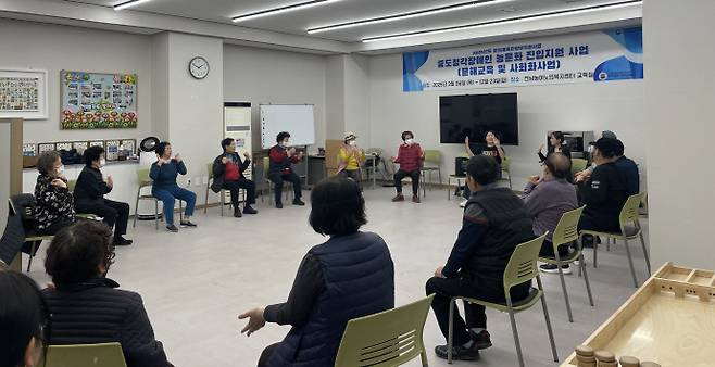 전라남도가 청각·언어장애로 복지관이나 경로당 이용이 어려운 농아 어르신의 여가와 사회 참여 활동을 지원하기 위해 운영 중인 농아노인복지센터가 농아 어르신의 삶의 활력소가 되고 있다. /전남도 제공