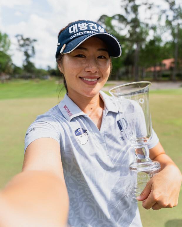 LPGA 엡손 투어 IOA 골프 클래식에서 우승을 차지한 이정은이 트로피를 들고 기념 촬영을 하고 있다. <엡손투어 SNS 사진>