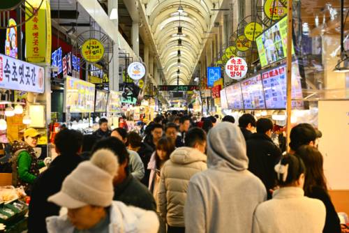 ◇관광객으로 북적이는 속초관광수산시장 모습.