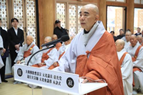 ◇조계종 원로의원이자 월정사 선덕인 자광당 원행대종사의 영결식이 16일 월정사 경내 화엄루에서 진행된 가운데 퇴우 정념 월정사 주지스님이 추도사를 하고 있다. 평창=공동취재단