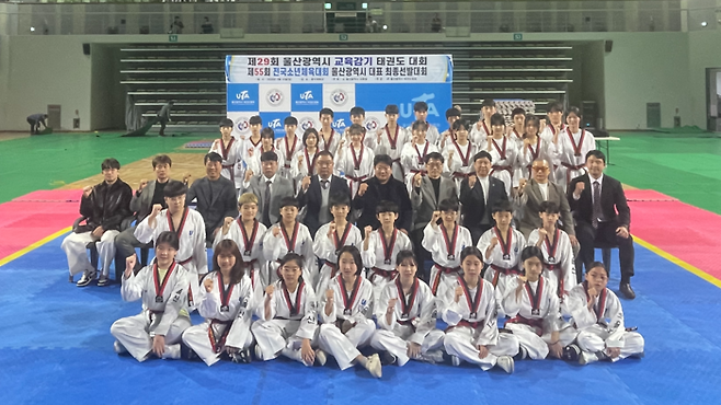 울산시교육청이 주최하고 울산시태권도협회가 주관한 '제29회 울산광역시교육감기 태권도대회'가 지난 15일 문수실내체육관에서 진행됐다. 교육청 제공