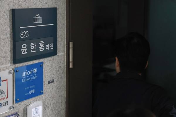 '관저 이전 의혹'과 관련해 국민의힘 윤한홍 의원에 대한 압수수색이 진행된 가운데 국회의원회관 내 윤 의원 사무실로 의원실 관계자가 들어가고 있다. 연합뉴스