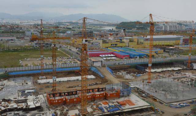 밀라노 프로젝트의 핵심 인프라인 대구텍스타일콤플렉스(DTC)가 섬유기업 비중 감소와 산업 생태계 약화 속에 당초 목표였던 섬유 산업 집적 거점 역할을 충분히 수행하지 못하고 있다는 평가가 나온다. 2012년 촬영된 대구 동구 봉무동 이시아폴리스 전경. 매일신문DB