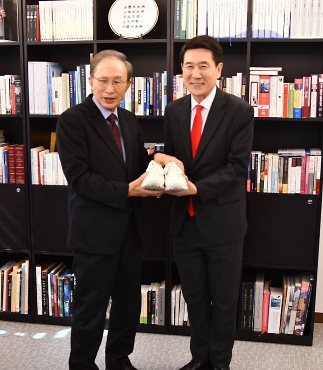 이명박 전 대통령(MB)이 16일 이강덕 국민의힘 경북도지사 예비후보에게 운동화를 선물하고 있다. /이강덕 예비후보 측 제공