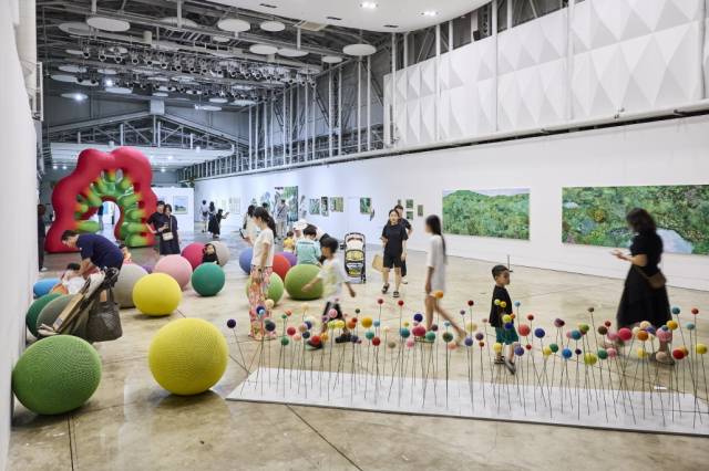 2024년 부산 수영구 F1963 석천홀에서 열린 기획 전시 'OO한 여름을 보내는 15가지' 전경. 부산문화재단 제공