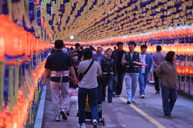 국내 방문객 중심이던 진주남강유등축제를 글로벌 축제로 개선하는 방안이 올해부터 본격적으로 추진될 전망이다. 김현우 기자