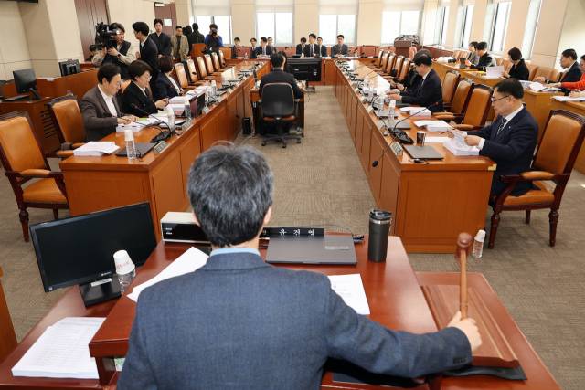 국회 행정안전위원회 윤건영 법안심사제1소위원장이 16일 국회에서 열린 제2차 법안심사제1소위 회의에서 중대범죄수사청법안 등 안건을 상정하고 있다. 연합뉴스