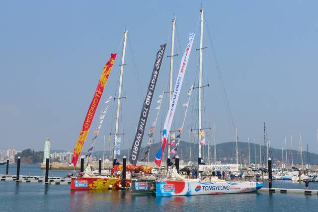2025-26 클리퍼 세계일주 요트대회 참가 선수단이 16일 중간 기항지인 통영시 도남항에 입항했다. 통영시 제공