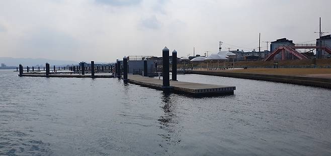 ▲ 16일 준공은 이미 됐으나 운영이 되지 않은 채 덩그러이 놓인 포항 형산강 요트 계류장 모습. 황영우 기자