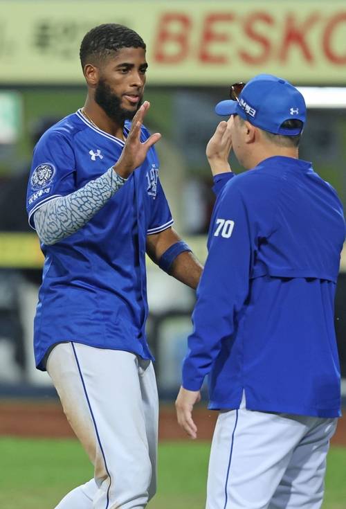 지난 24일 오후 6시30분 대구 삼성라이온즈파크에서 열린 2025 신한 SOL 뱅크 KBO리그 삼성 라이온즈와 롯데 자이언츠 경기에서 디아즈가 박진만 감독과 하이파이브를 하고 있다. <삼성 라이온즈 제공>