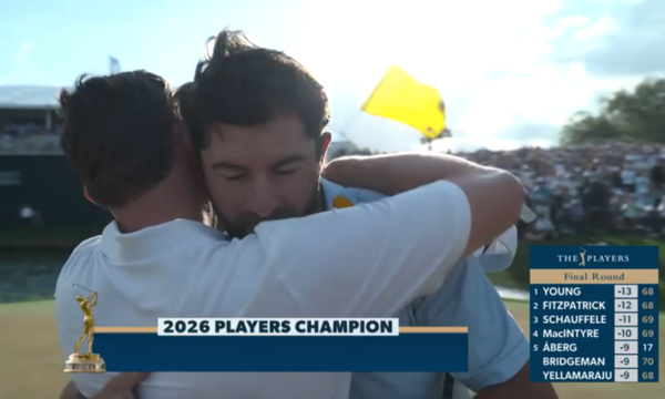 우승의 기쁨을 나누는 카메론 영(사진=PGA 투어 중계방송 화면)