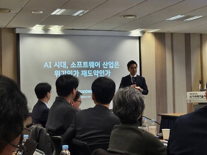 송호철 더존비즈온 대표는 “Al가 코딩을 담당하게 되면서 개발자의 업무 시간 중 상당 부분이 AI의 동작 방식을 설계하고 정의하는 데 쓰이고 있다”고 말했다. 심화영기자