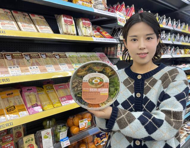 GS리테일이 운영하는 편의점 GS25는 3월 제철 식재료인 ‘봄동’을 활용한 비빔밥 도시락을 선보인다. 해당 상품은 3월 말까지 한정 운영될 예정이다.(GS리테일 제공)