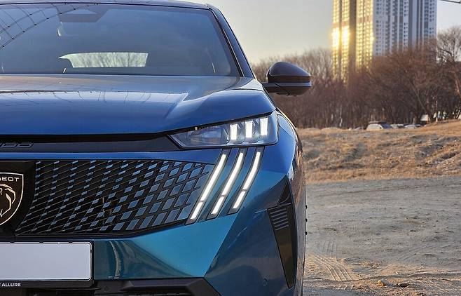 푸조 '3008'의 LED 주간주행등(DRL)과 헤드램프./곽호준 기자