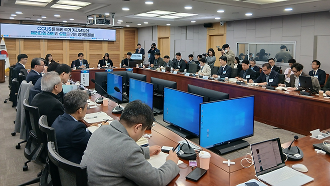 ▲'CCUS를 통한 국가 기간산업의 패러다임 전환과 성장을 위한 정책토론회'가 16일 서울 여의도 국회의원회관에서 열리고 있다. 사진= 이원희 기자