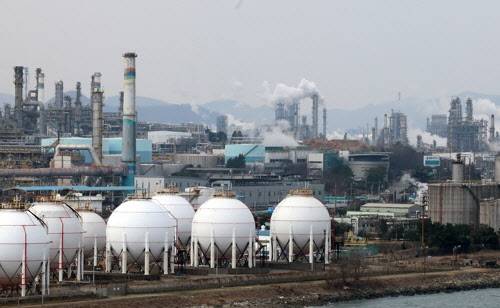 연기 피어오르는 여수 석유화학단지