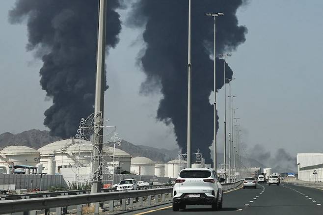 지난 14일(현지시간) 아랍에미리트(UAE) 푸자이라(Fujairah)에서 주요 에너지 시설이 있는 방향에서 연기가 치솟고 있다. 이는 미국이 이란의 하르그 섬(Kharg Island)을 공습한 지 몇 시간 뒤 걸프 지역 석유 시설을 겨냥한 것으로 보이는 최신 공격으로 추정된다. (사진=AFP)