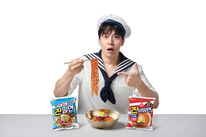 오뚜기 진밀면과 진비빔면의 광고 모델로 발탁된 개그맨 허경환 신규 광고 이미지(사진=오뚜기).