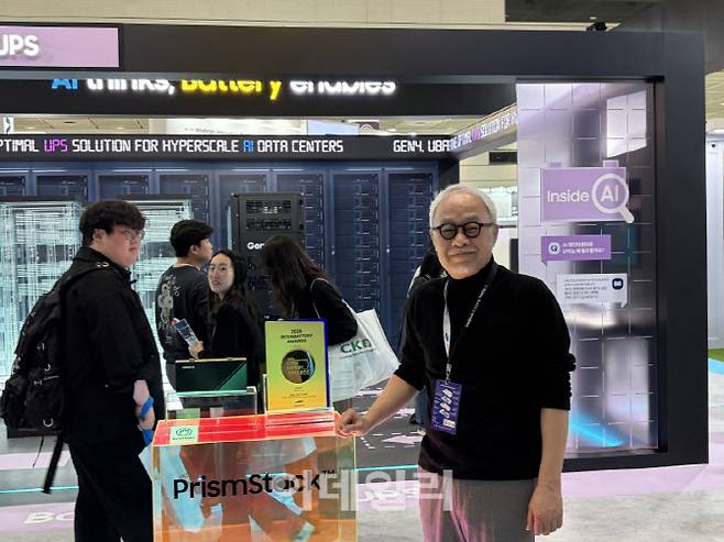 최주선 삼성SDI 대표이사 사장이 13일 서울 강남구 코엑스에서 열린 '인터배터리 2026'에서 삼성SDI 전시장을 찾아 '인터배터리 어워즈' 수상작인 리터당 700와트시(Wh/L)급 고에너지 밀도 각형 배터리와 기념 촬영을 하고 있다.(사진=공지유 기자)