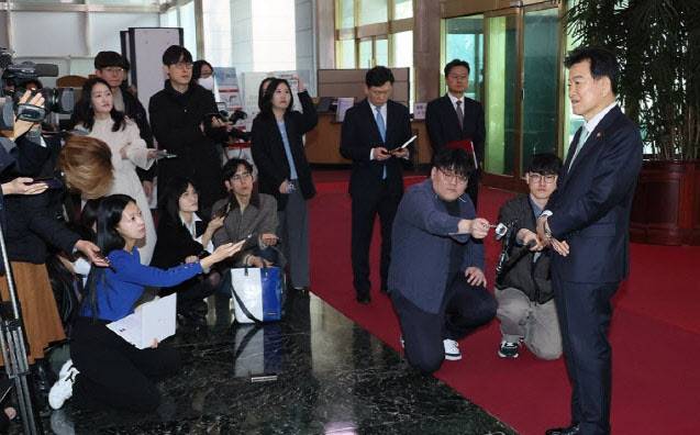 정동영 통일부 장관이 16일 서울 종로구 정부서울청사로 출근하며 취재진 질문에 답하고 있다. (사진=연합뉴스)