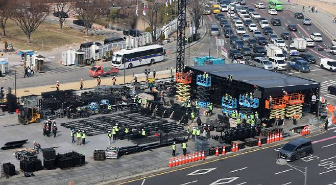 16일 서울 광화문광장에 방탄소년단(BTS)의 컴백 라이브 공연 무대가 설치되고 있다. 약 3년 9개월 만에 컴백하는 방탄소년단(BTS)의 공연은 오는 21일 오후 8시 광화문광장에서 BTS 컴백 라이브: 아리랑(ARIRANG)이라는 타이틀로 개최된다.(사진=방인권 기자)