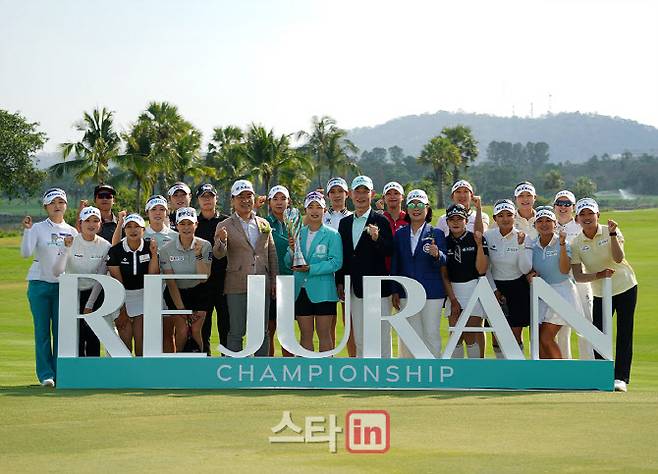 태국에서 열린 KLPGA 투어 리쥬란 챔피언십에서 우승한 임진영이 선수, 관계자와 함께 기념촬영하고 있다. (사진=이데일리 골프in 조원범 기자)