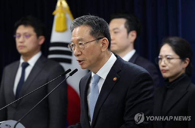 정성호 법무부 장관이 14일 정부서울청사에서 쉰들러 국제투자분쟁 승소 관련 브리핑을 하고 있다. (사진=연합뉴스)