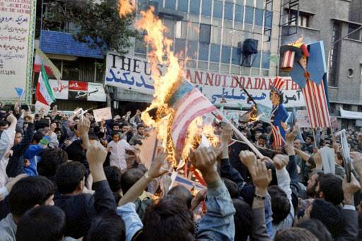 수천 명의 이란인들이 1994년 11월 2일 옛 미국 대사관 앞에서 시위를 벌이며, 1979년 11월 4일 발생한 미국 대사관 직원 인질 사건 15주년을 기념하고 있다.(사진=AFP)