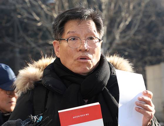 일본군 '위안부' 피해자를 모욕하는 시위를 벌여온 혐의를 받는 김병헌 위안부법폐지국민행동 대표가 지난달 3일 서울 서초경찰서에 피의자 신분으로 출석하며 취재진의 질문에 답하고 있다. 〈사진=연합뉴스〉