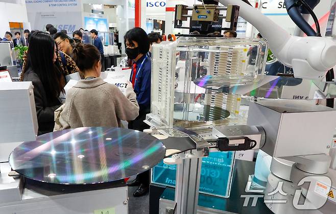 서울 강남구 코엑스에서 열린 세미콘 코리아 2026 인아오리엔탈모터 부스에 반도체 웨이퍼 이송용 원통 좌표형 로봇 등이 진열돼 있다.2026.2.11 ⓒ 뉴스1 안은나 기자