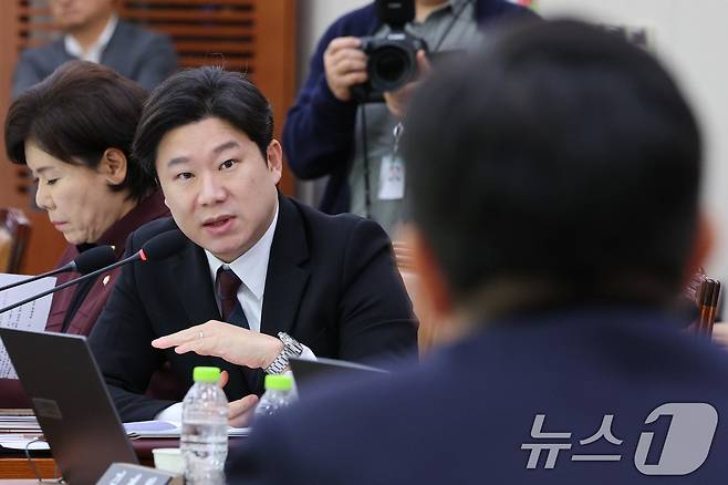 진종오 국민의힘 의원이 27일 서울 여의도 국회 문화체육관광위원회에서 열린 대한체육회 등에 대한 국정감사에서 유승민 대한체육회장에게 질의하고 있다. 2025.10.27 ⓒ 뉴스1 신웅수 기자