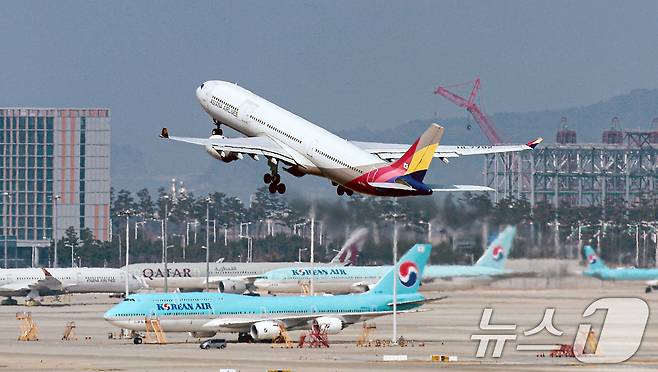 인천국제공항 계류장에 항공기가 이륙하는 모습. 2026.3.15 ⓒ 뉴스1 이호윤 기자
