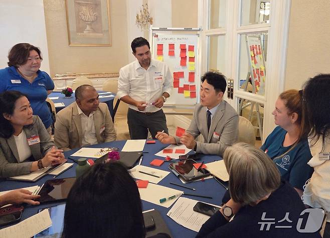 최이돈 한국동물병원협회 회장이 필리핀 마닐라에서 열린 아시아·오세아니아 지역 멤버 포럼에서 대화를 하고 있다(협회 제공). ⓒ 뉴스1