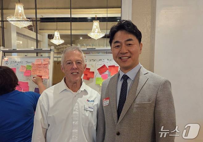 짐 베리 와사바 회장(왼쪽)과 최이돈 한국동물병원협회 회장(협회 제공) ⓒ 뉴스1