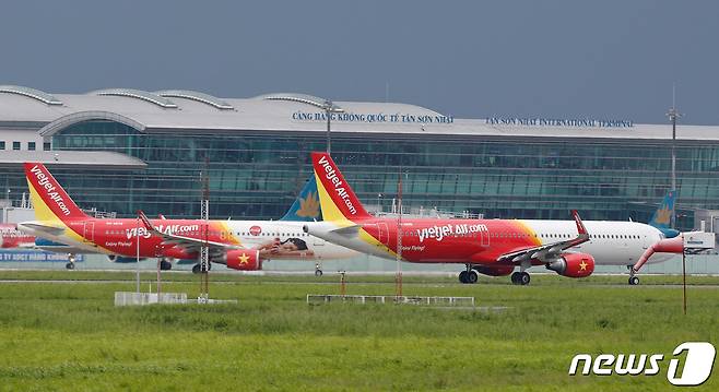 베트남 항공사인 비엣젯 항공의 항공기가 베트남 호치민 탄손누트 공항에 대기 중인 모습. <자료사진>ⓒ 로이터=뉴스1